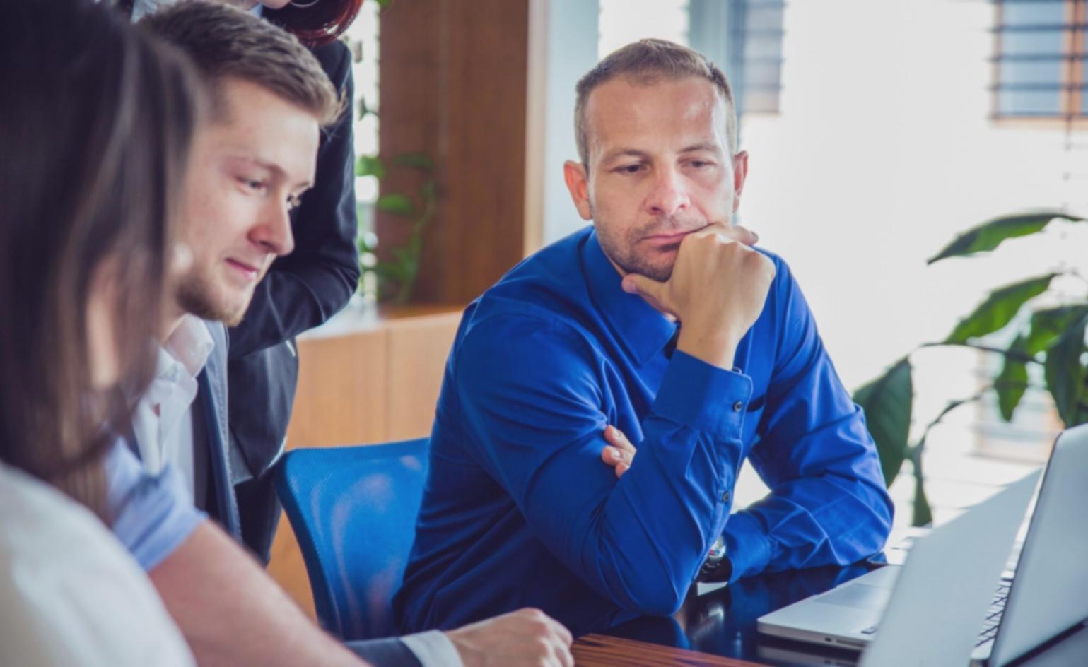 Команда специалистов анализирует данные мероприятия